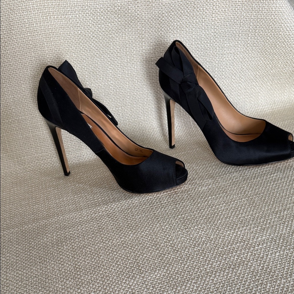Badgley Mischka Elegant Black Peep-Toe Heels
